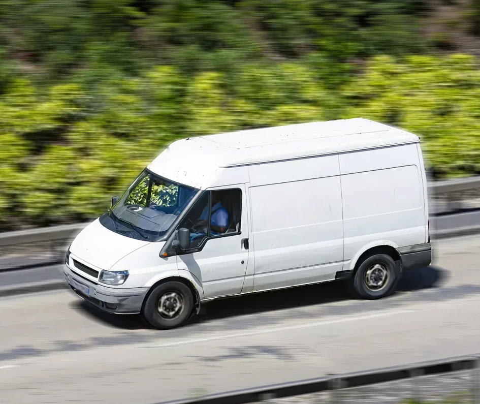 <span style="font-size:13px;color:#888;">
中小型商务车
</span><br>

<strong style="font-size:18px;color:#111;">
汽车金融 / 车贷租赁 / 公务车
</strong><br><br>

<span style="font-size:14px;color:#666;line-height:1.6;">
接入海量小型车专用 IoT 设备，
如有线定位器、OBD、车充等，
管理者可通过平台直观高效地管理车队。
</span>
